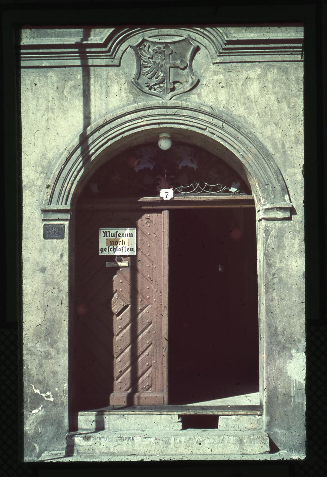 Wejście główne do Muzeum Miejskiego. Na drzwiach napis: Muzeum jeszcze zamknięte „Museum noch geschlossen”, lata 30 XX wieku.