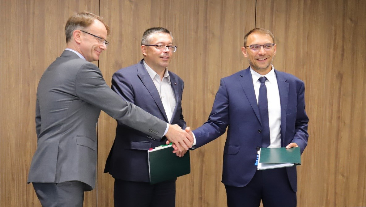 Dyrektor ECO, zastępca Prezesa NFOŚiGW oraz ECO SA podający sobie dłonie