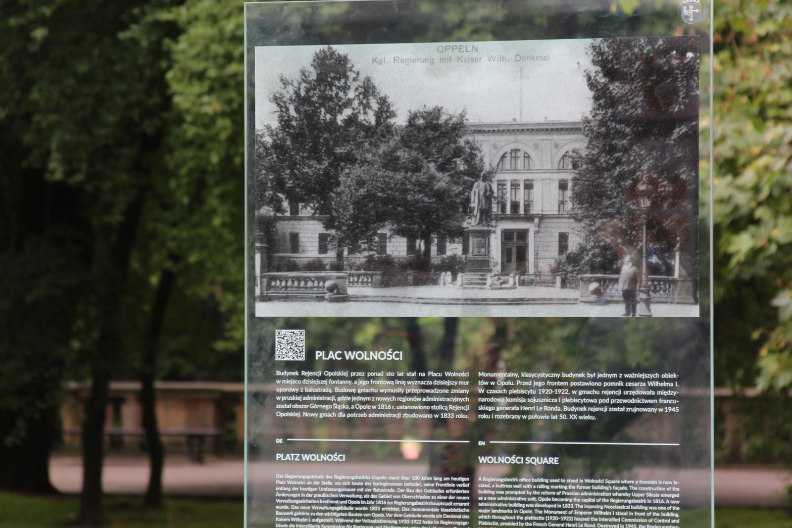 Trasa dawniej i dziś -  pylon na placu Wolnosci 