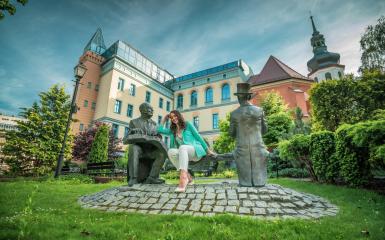 Wzgórze Uniwersyteckie - dziewczyna siedząca na  ławce