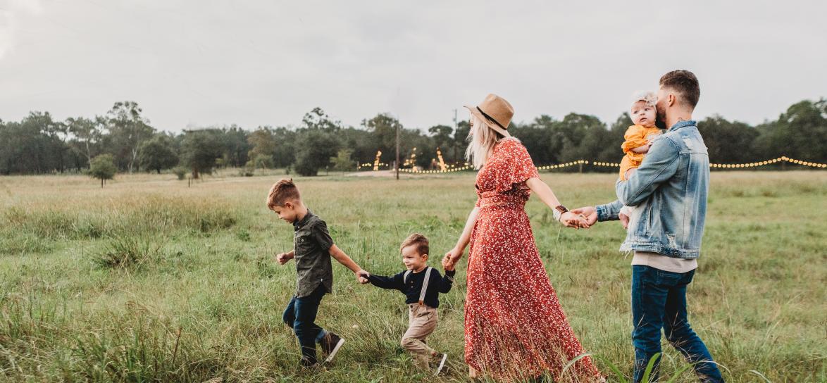 Rodzina razem na łące