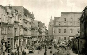 Fragment zachodniej i północnej pierzei rynku. Widok w stronę ul. B. Koraszewskiego (Oderstr.), fot. E. Mertens